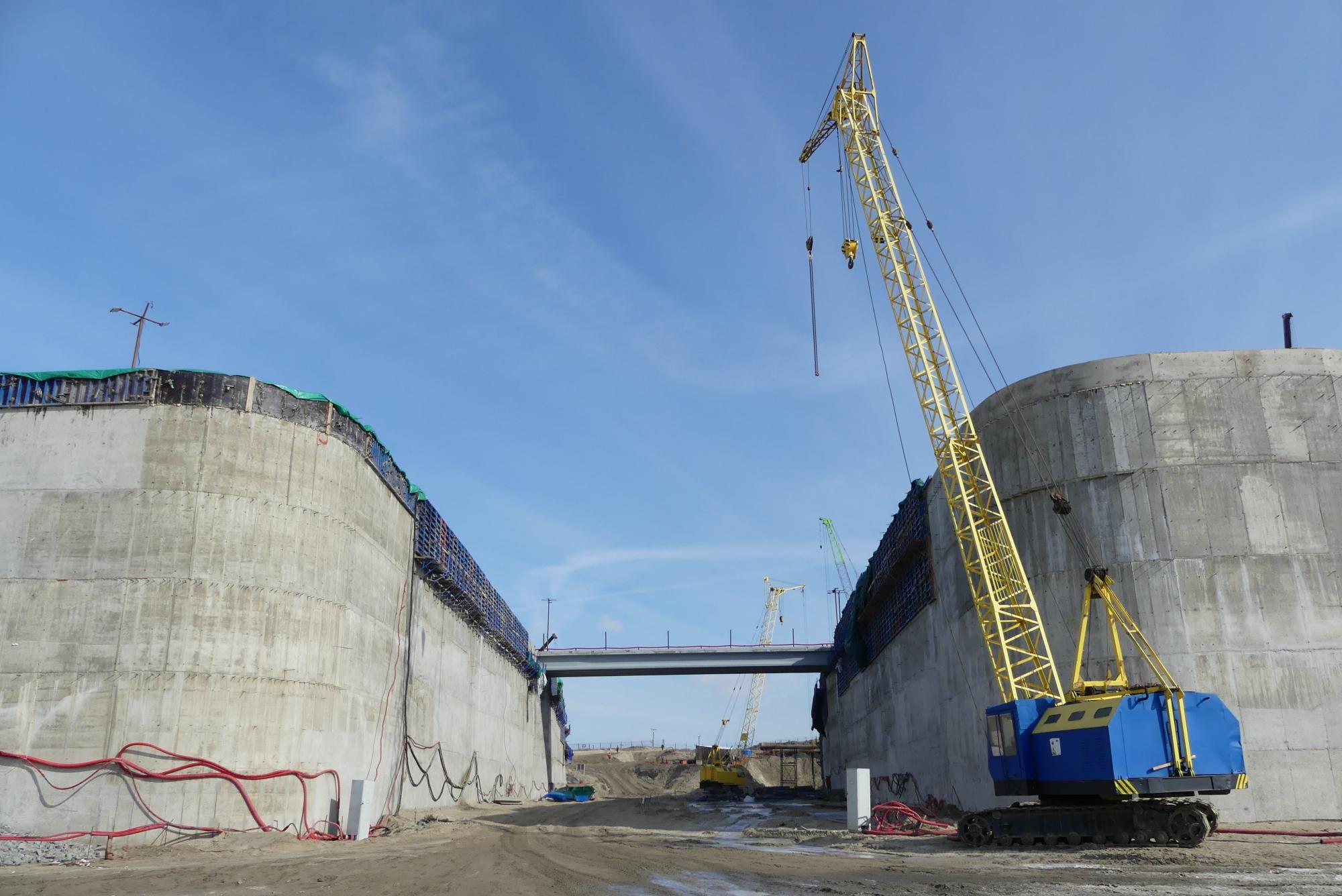 Основные конструкции Багаевского гидроузла - водосбросная плотина и судоходный шлюз 