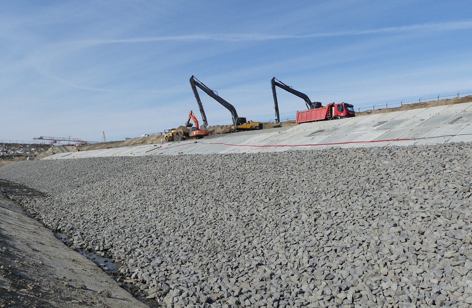 Основные конструкции Багаевского гидроузла - водосбросная плотина и судоходный шлюз 