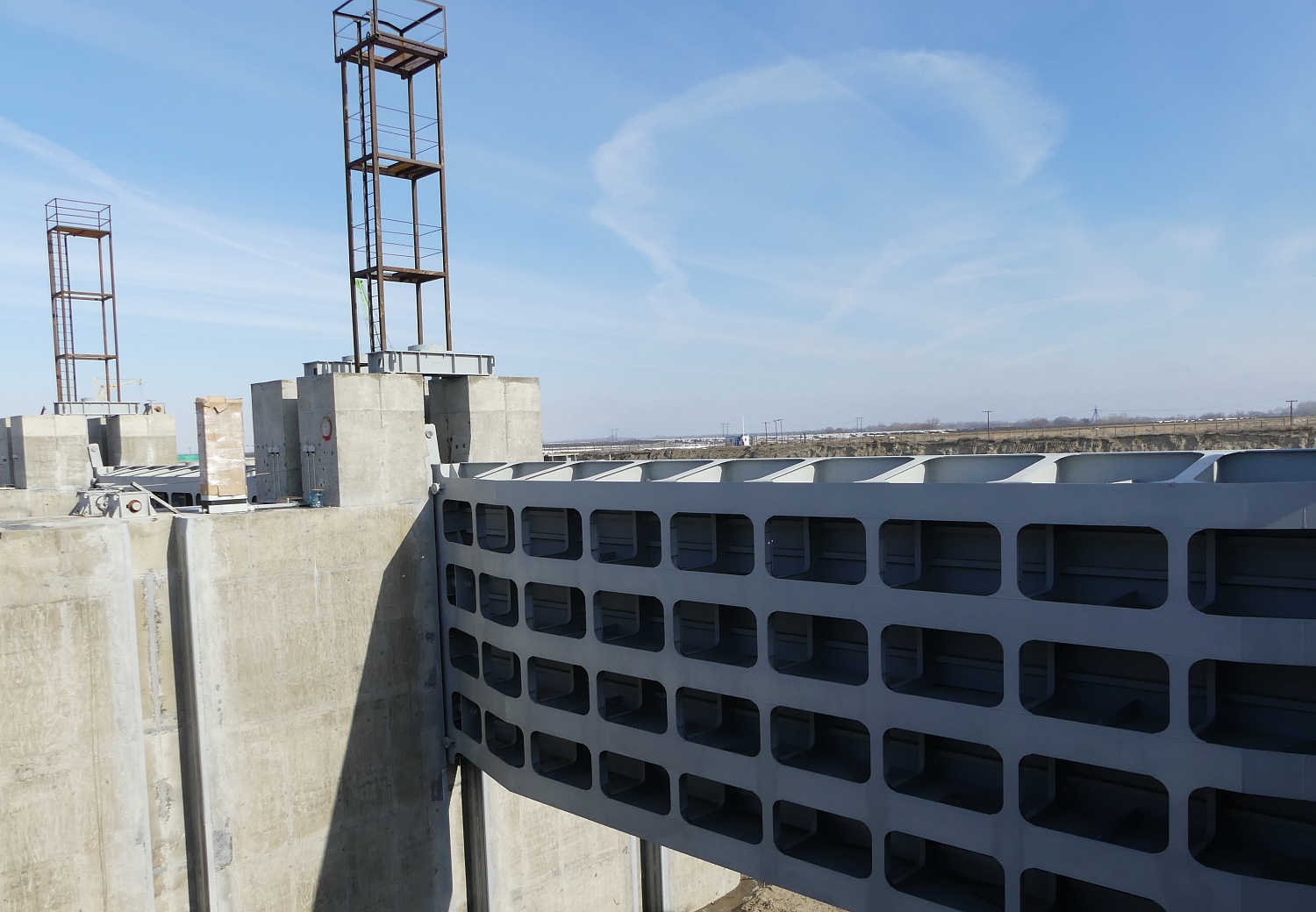 Основные конструкции Багаевского гидроузла - водосбросная плотина и судоходный шлюз 