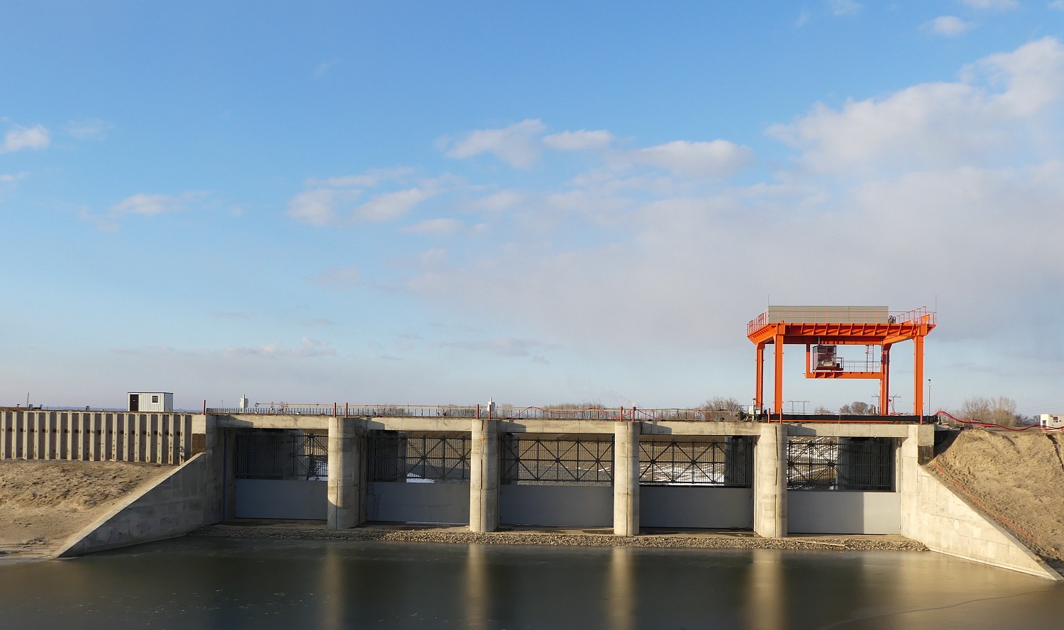 Основные конструкции Багаевского гидроузла - водосбросная плотина и судоходный шлюз 