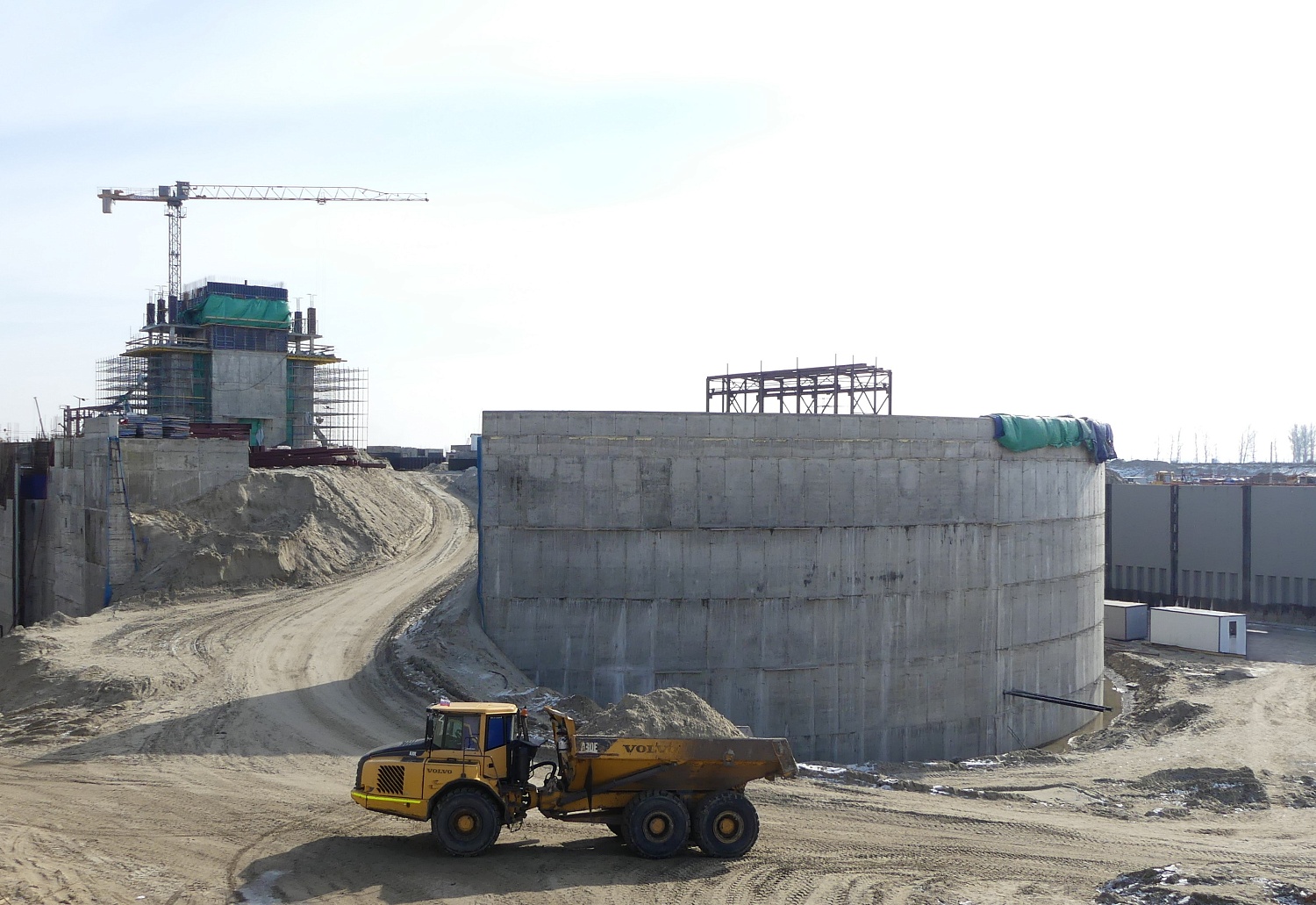 Основные конструкции Багаевского гидроузла - водосбросная плотина и судоходный шлюз 