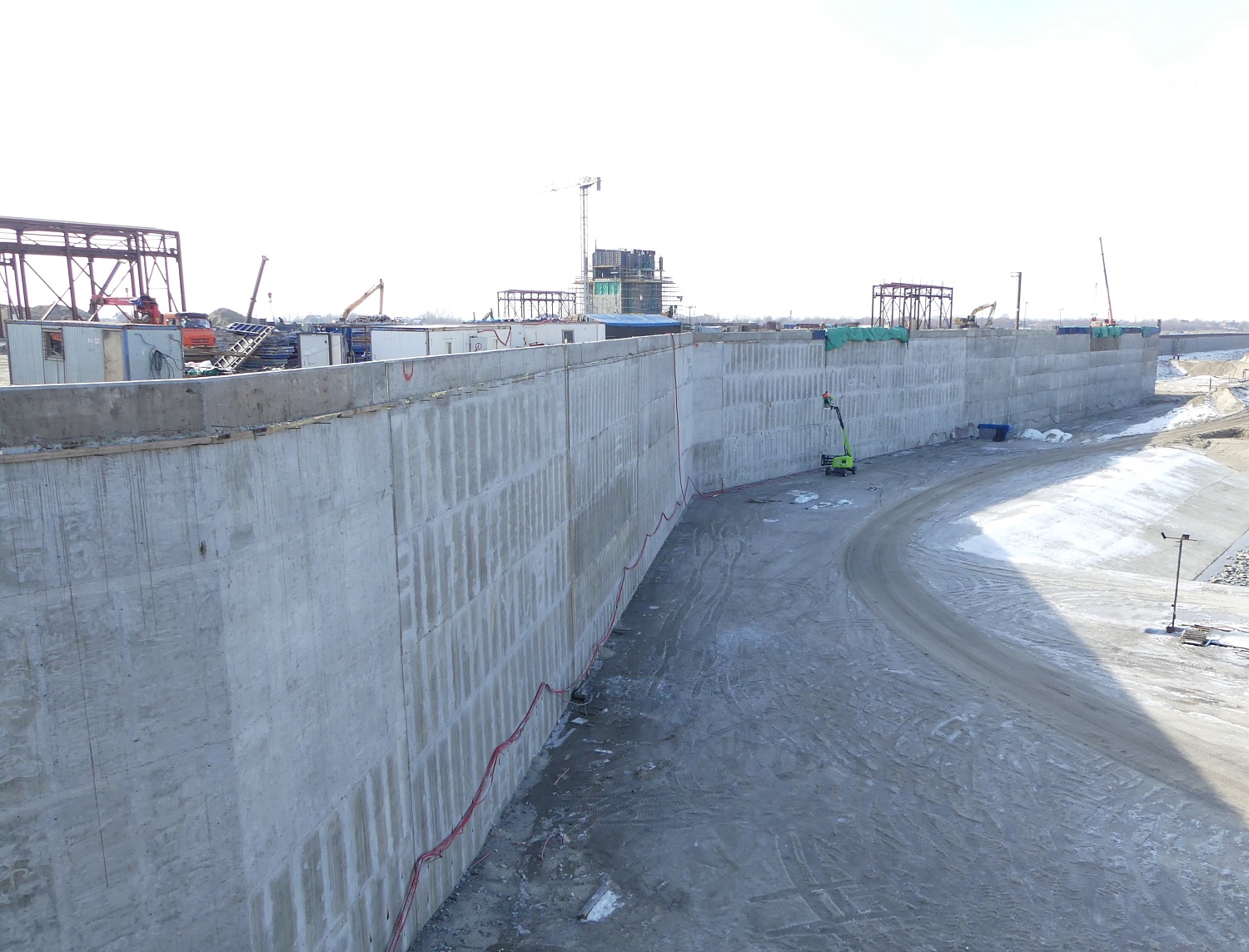 Основные конструкции Багаевского гидроузла - водосбросная плотина и судоходный шлюз 