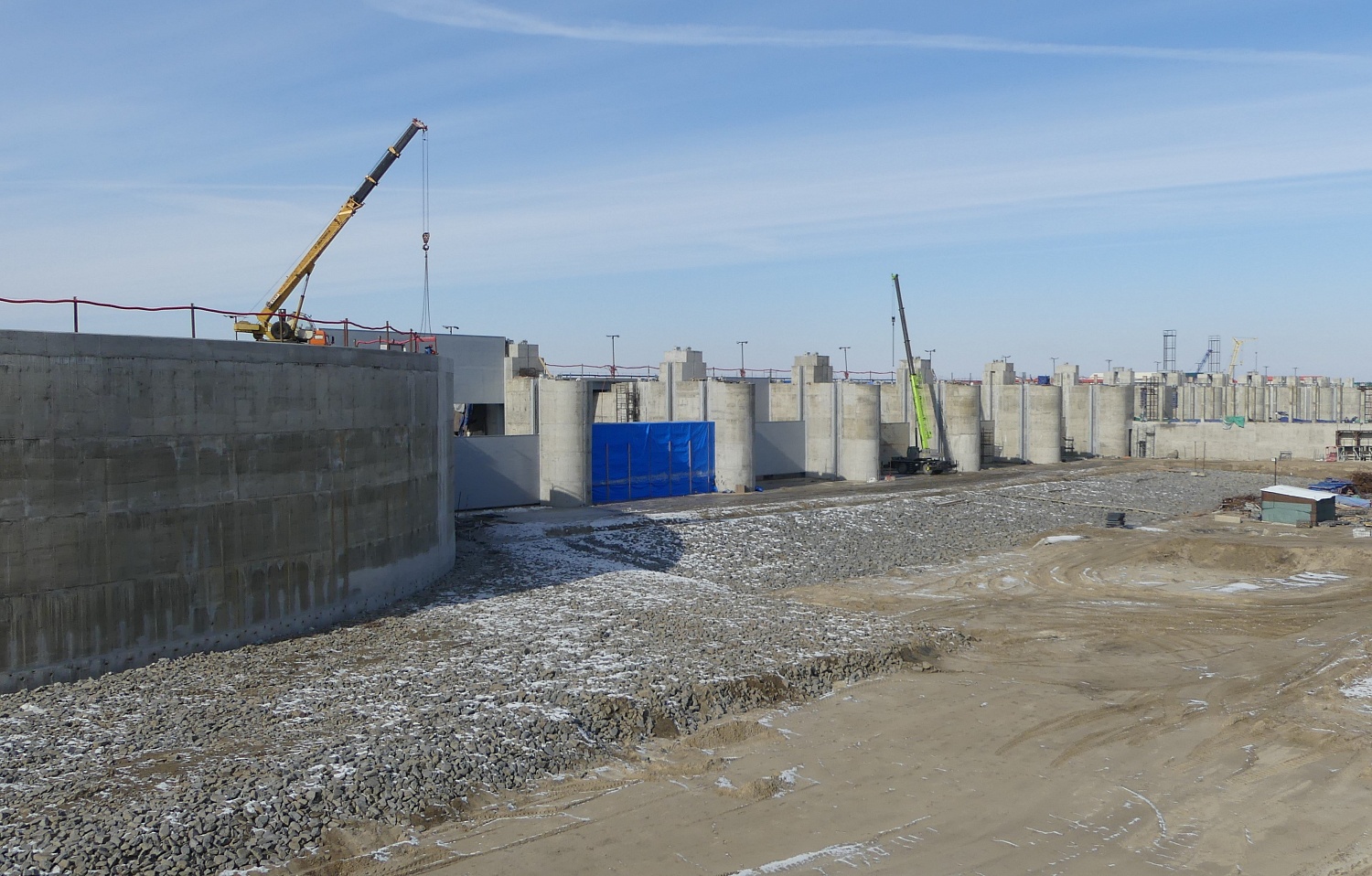 Основные конструкции Багаевского гидроузла - водосбросная плотина и судоходный шлюз 